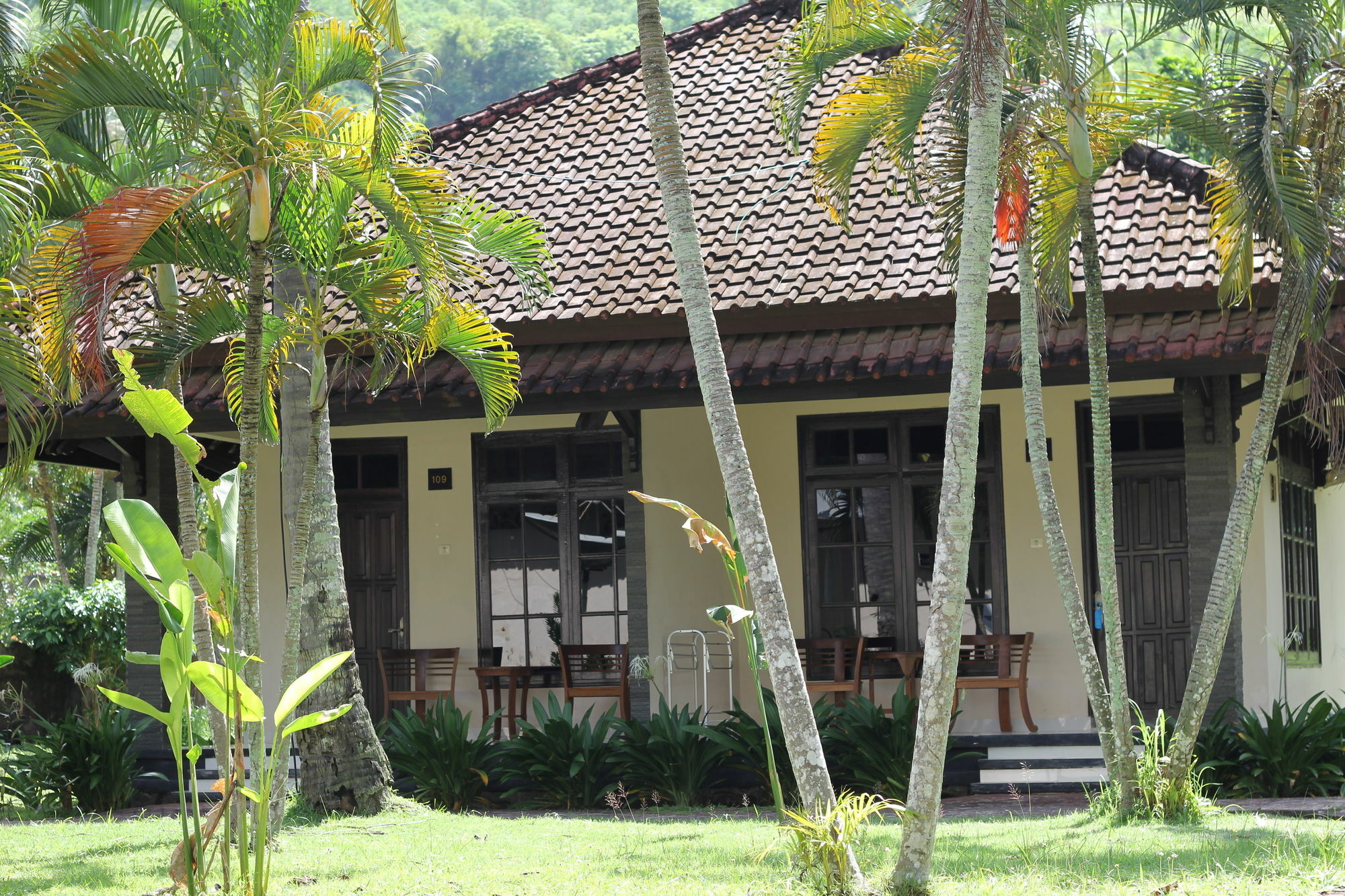 Kuta Indah Hotel Exterior photo